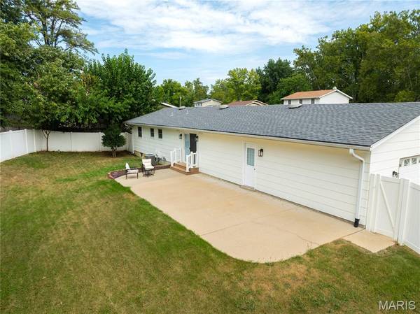 3025 Sherwood LN, St Charles, MO 63301