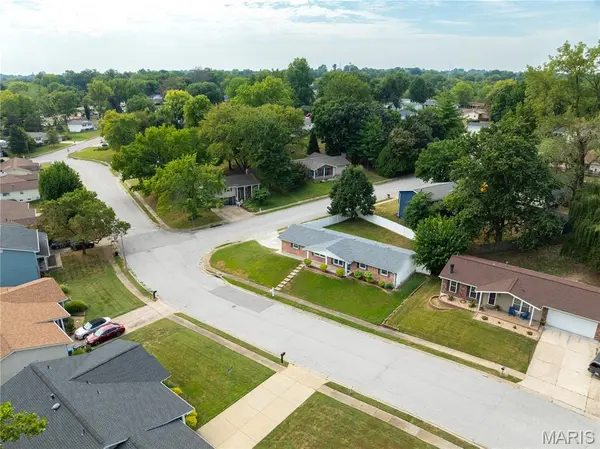3025 Sherwood LN, St Charles, MO 63301