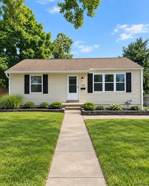 9809 Lullaby LN, St Louis, MO 63114