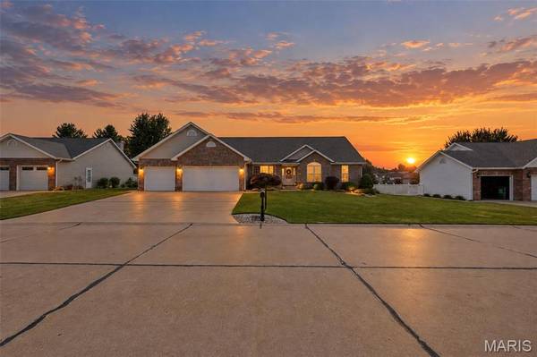 1805 Summerfield LN, Godfrey, IL 62035