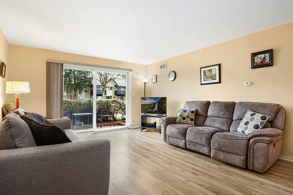 5 Kingery Quarter #5-104, Willowbrook, IL 60527
