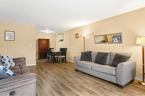 5 Kingery Quarter #5-104, Willowbrook, IL 60527