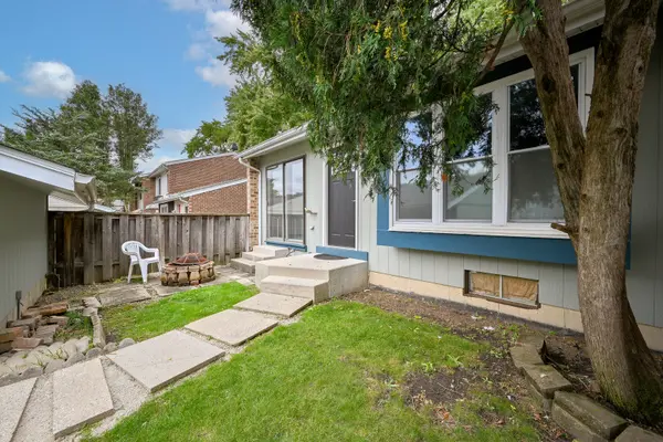 333 Colony Green DR, Bloomingdale, IL 60108