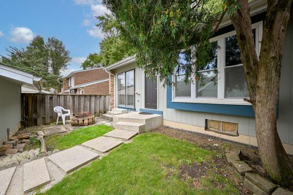 333 Colony Green DR, Bloomingdale, IL 60108