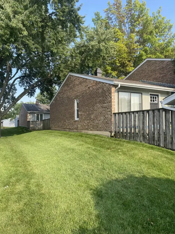 333 Colony Green DR, Bloomingdale, IL 60108