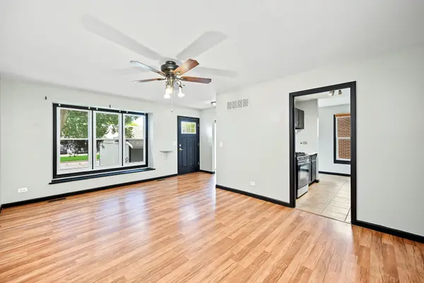 333 Colony Green DR, Bloomingdale, IL 60108