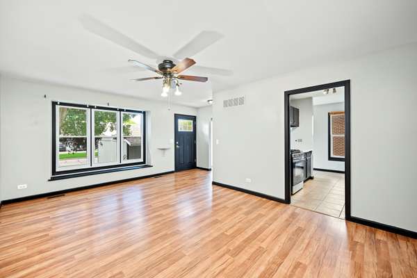 333 Colony Green DR, Bloomingdale, IL 60108