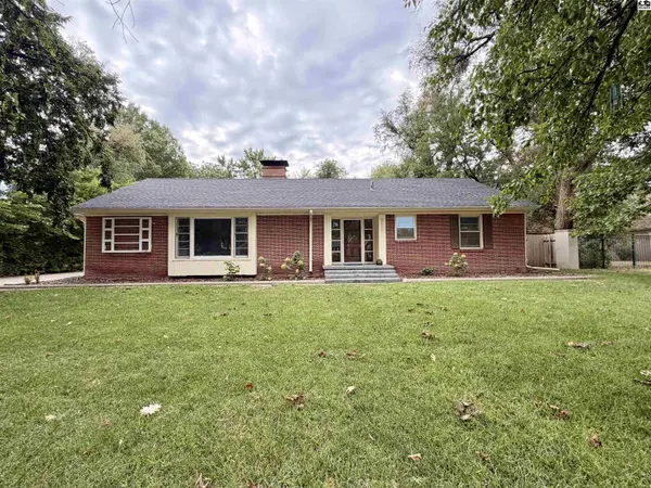 211 Hyde Park Dr, Hutchinson, KS 67502