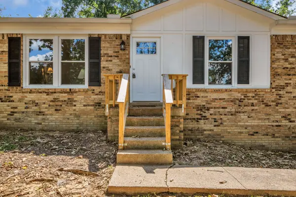 105 Ravenwood Cir, Dickson, TN 37055