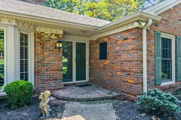 612 Deepwood Dr, Hopkinsville, KY 42240