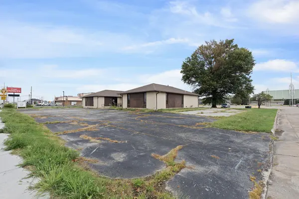 327 E Airport DR, Carthage, MO 64836