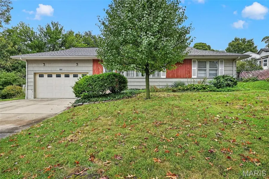 1472 Grant RD, Webster Groves, MO 63119