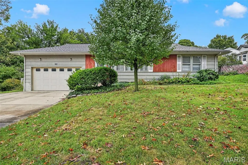 1472 Grant RD, Webster Groves, MO 63119