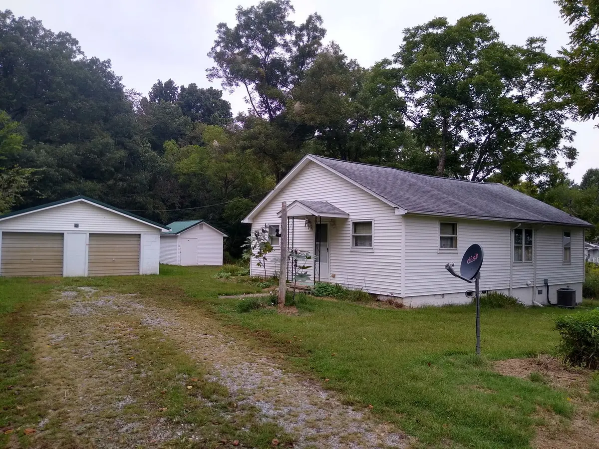 54 North ST, New Burnside, IL 62967