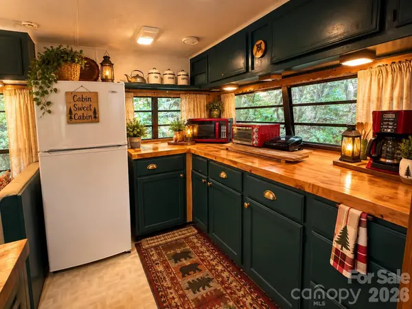 548 Bear Cub DR, Spruce Pine, NC 28777