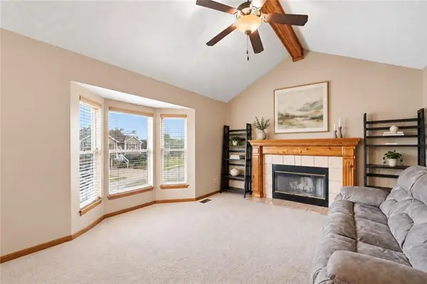 2136 SW Sterling DR, Lee's Summit, MO 64081