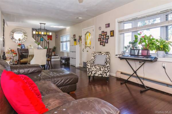 91 Grant DR, Valley Stream, NY 11580