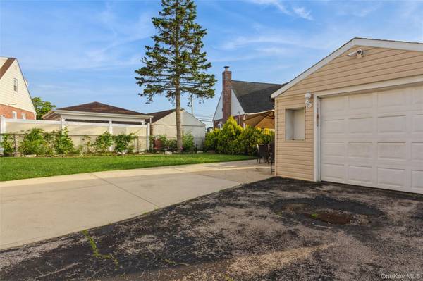 91 Grant DR, Valley Stream, NY 11580