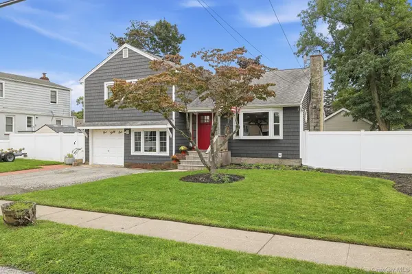 131 Fir ST, Lindenhurst, NY 11757