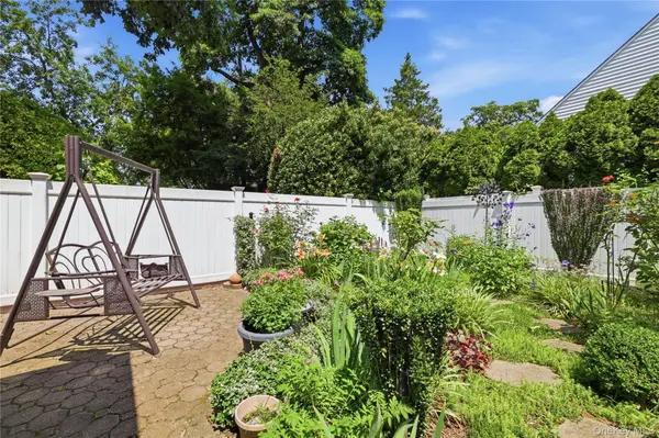 1 Beech CT, Malverne, NY 11565
