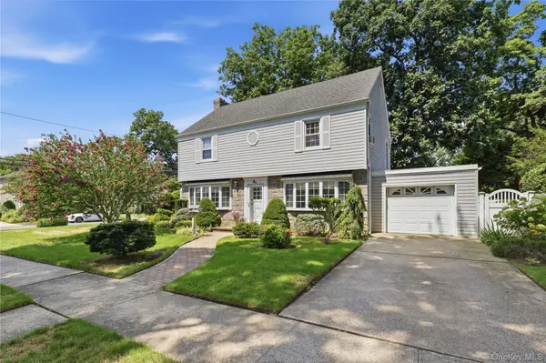 1 Beech CT, Malverne, NY 11565