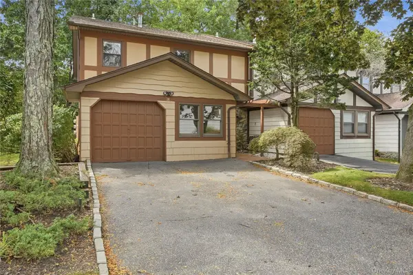 28 Hampton CT, Woodbury, NY 11797