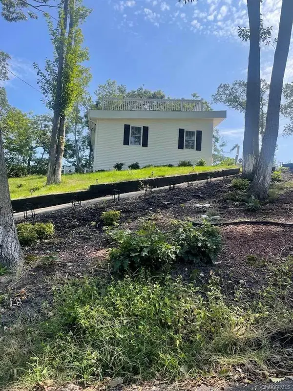 94 Dawn RD, Rocky Point, NY 11778