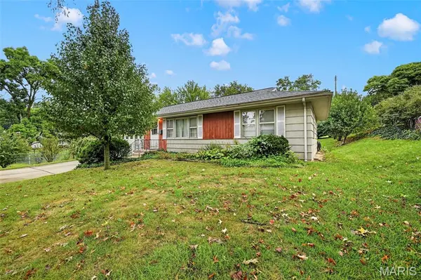 1472 Grant RD, Webster Groves, MO 63119