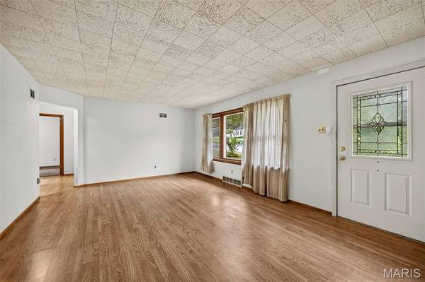 1472 Grant RD, Webster Groves, MO 63119