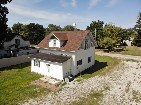 104 N Poplar ST, Farina, IL 62838