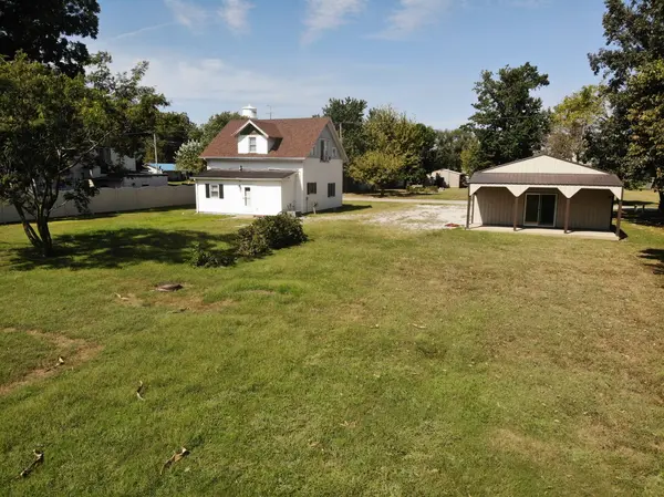 104 N Poplar ST, Farina, IL 62838