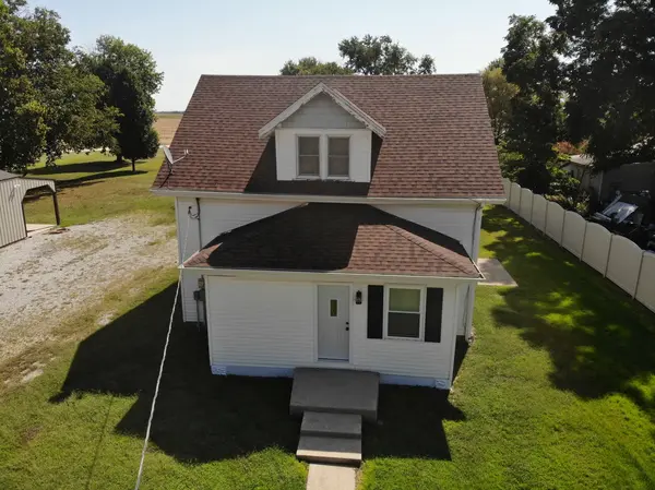 104 N Poplar ST, Farina, IL 62838
