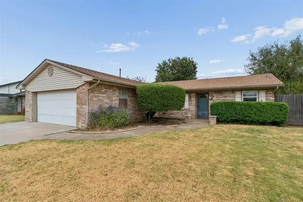 1353 W Cedarbrook LN, Moore, OK 73170