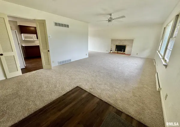 6325 N GREENMONT RD, Peoria, IL 61614