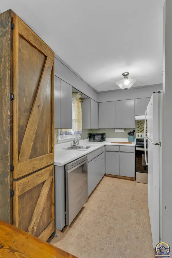 1722 SW Fairlawn RD, Topeka, KS 66604