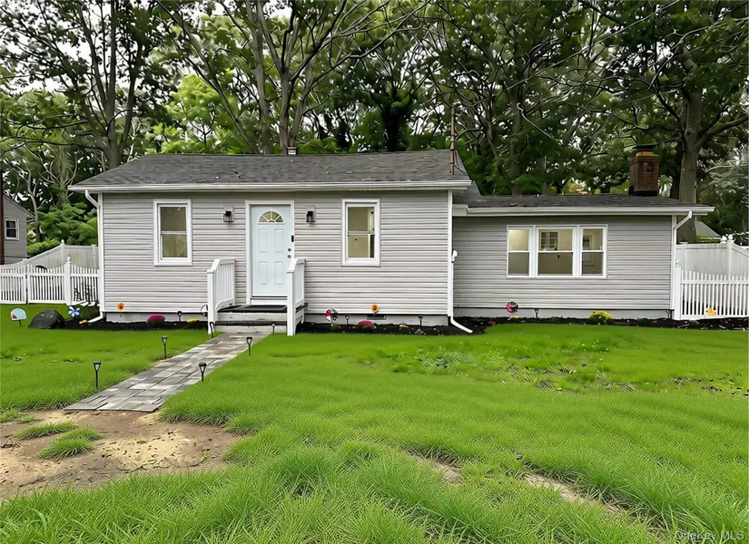 10 Barclay RD, Mastic Beach, NY 11951