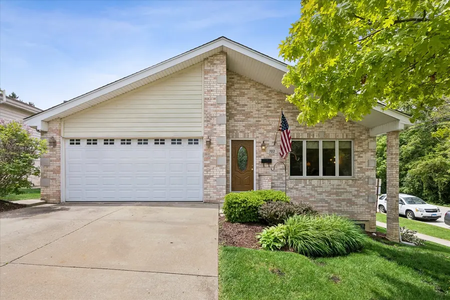 702 HICKORY ST, Lemont, IL 60439