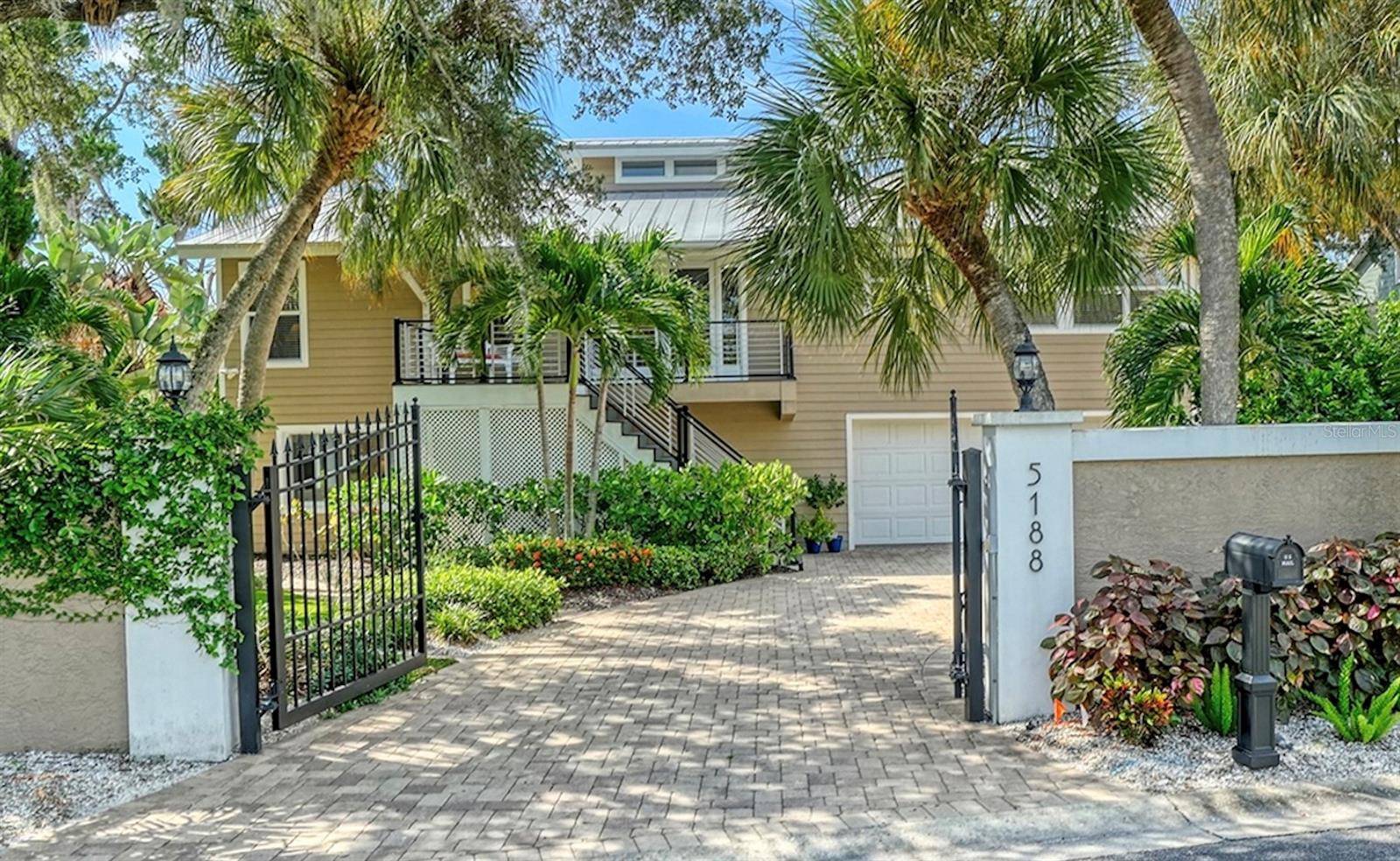 5188 SIESTA WOODS DR, Sarasota, FL 34242
