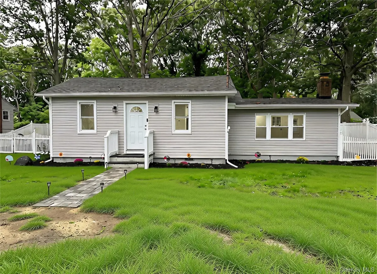 10 Barclay RD, Mastic Beach, NY 11951