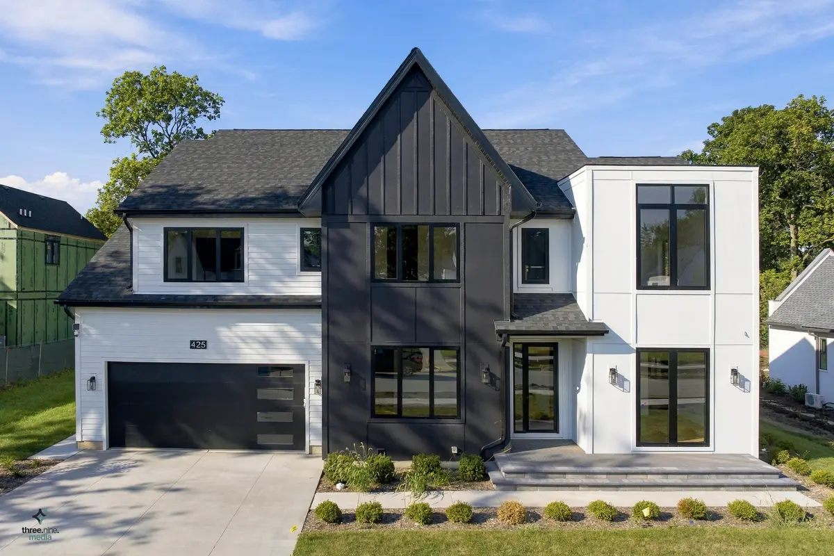 425 Forest Edge DR, Glencoe, IL 60022