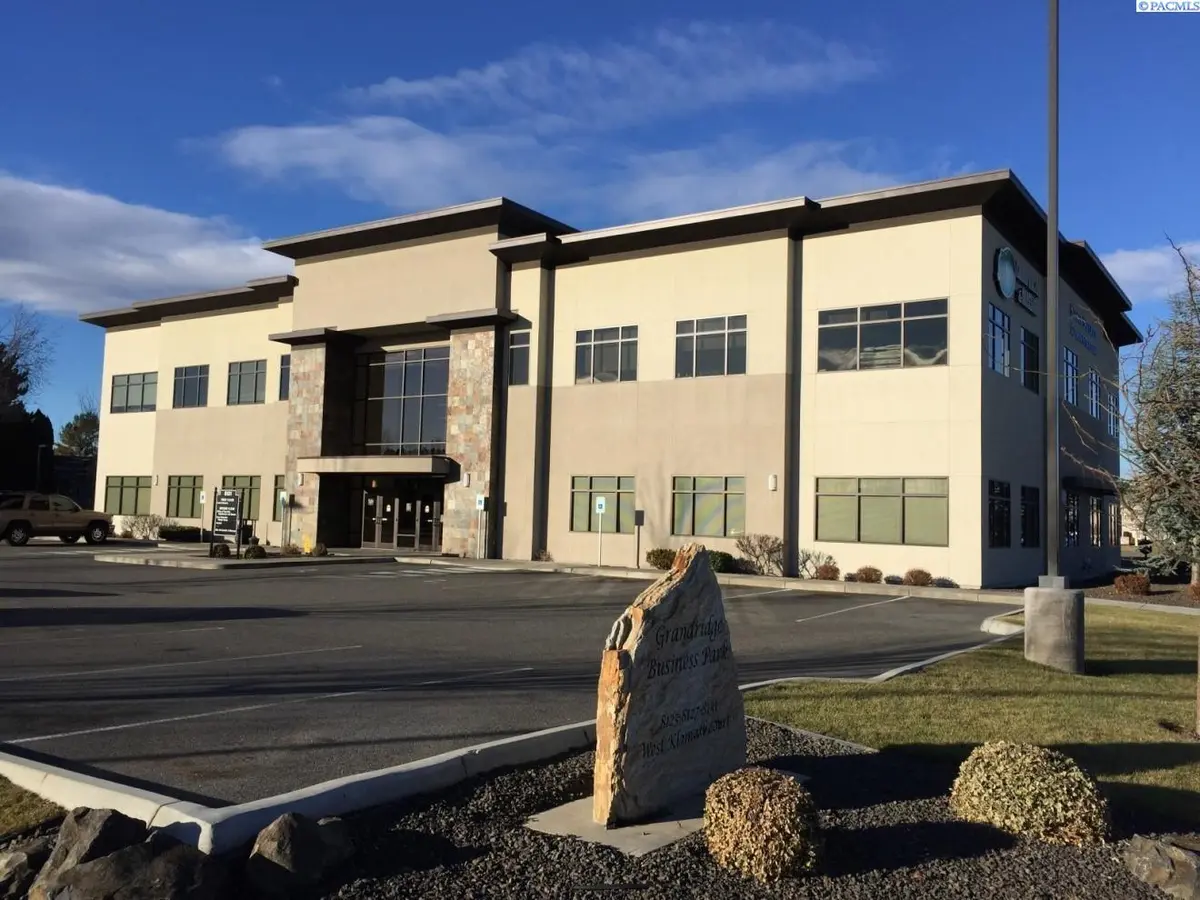 8131 W Klamath Court #B, Kennewick, WA 99336