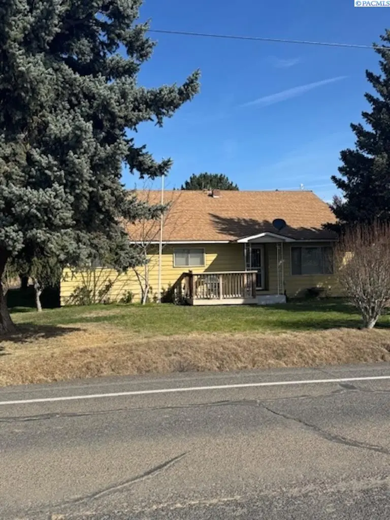 2821 Grandview Pavement, Mabton, WA 98935
