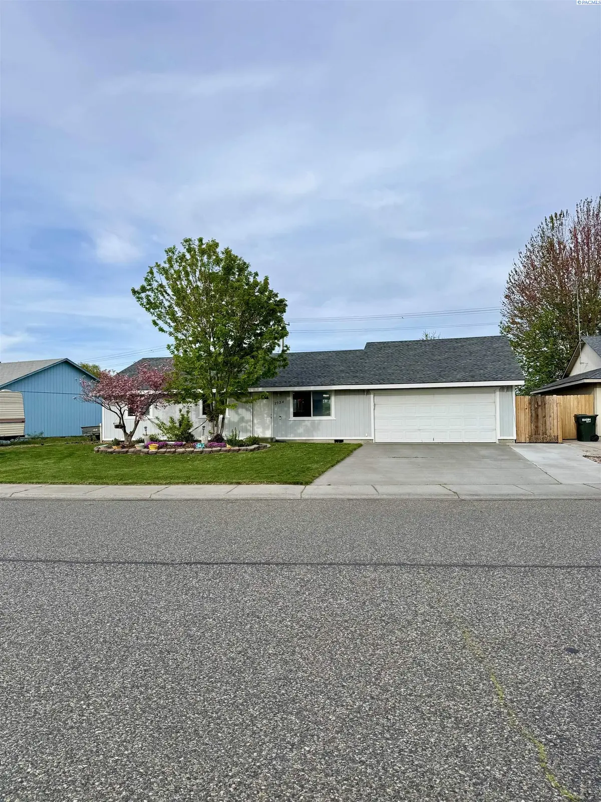 2924 Iris Street, West Richland, WA 99353