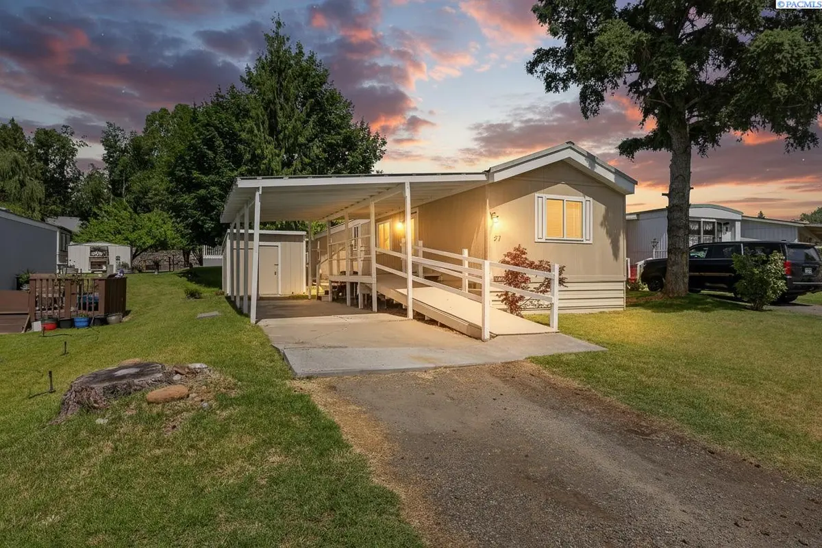 811 2nd Ave #27, Zillah, WA 98953