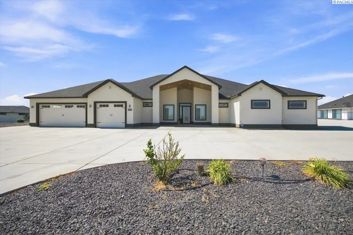 2075 Fraser Dr, Pasco, WA 99301