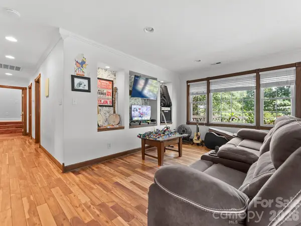 20 Sharpes Cove RD, Leicester, NC 28748