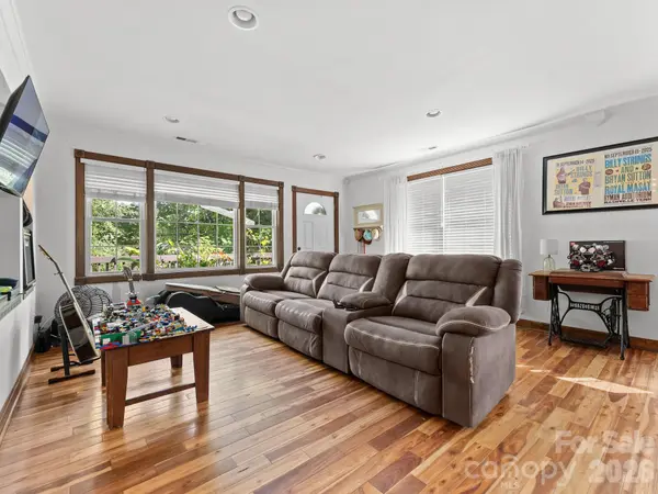 20 Sharpes Cove RD, Leicester, NC 28748