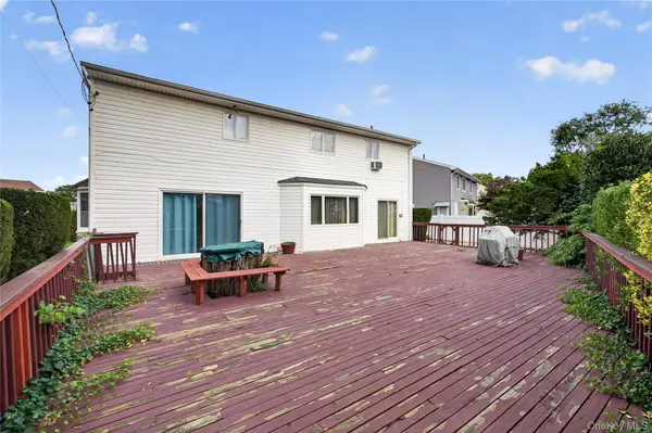 15 Country CT, Hicksville, NY 11801