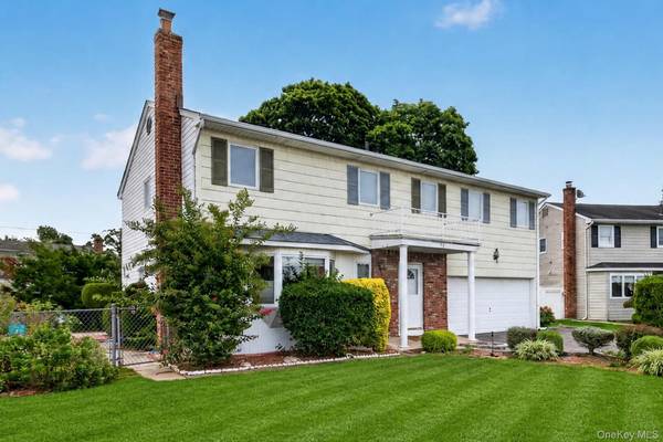15 Country CT, Hicksville, NY 11801