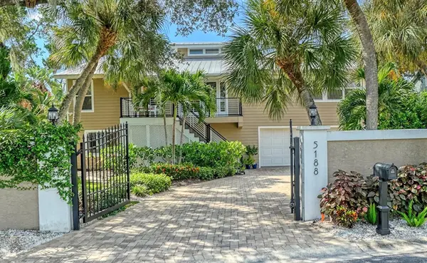 5188 SIESTA WOODS DR, Sarasota, FL 34242
